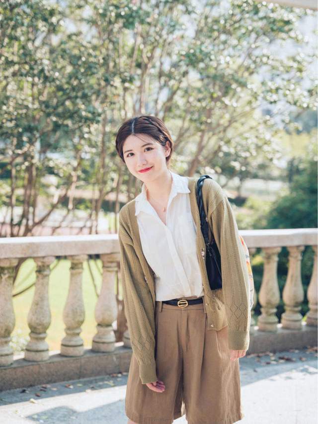 衬衫搭配|秋天的衬衫先别藏起来,搭配上牛仔裤可美了,比你想象中要好看