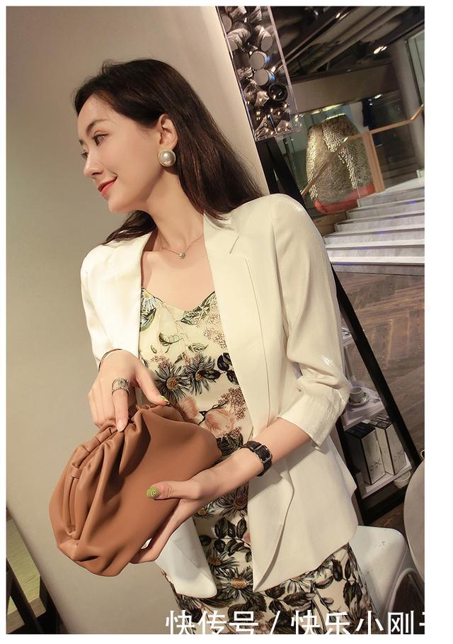 独特|内搭丝质衬衫,若隐若现的光泽感提升内在气质,体现独特的审美