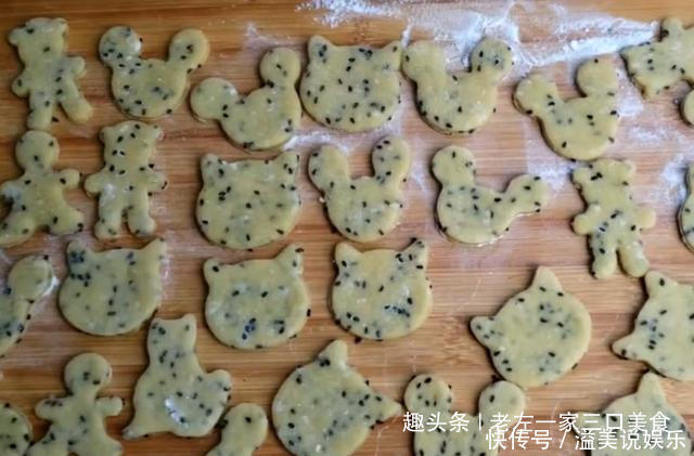 面包|宅在家里做美食,芝麻里打4个鸡蛋,不蒸不烙,松软美味比面包香