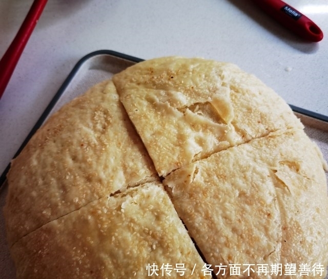 千层杂粮发面饼，外边金黄酥香，里面柔软分层