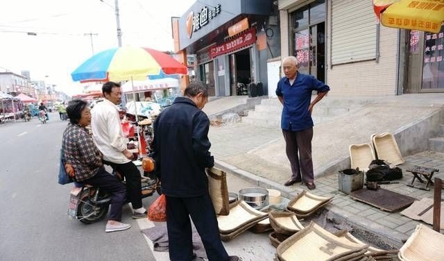 大集上老人卖多年不见的稀罕物，以前你家也有，75元一个值吗？