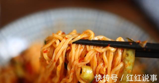 吃法|方便面新吃法,不用自带调料,也能吃出新高度,酸辣过瘾太解馋!