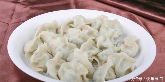 煮速冻饺子时,最怕开水下锅,牢记3个技巧,饺子不破皮不露馅