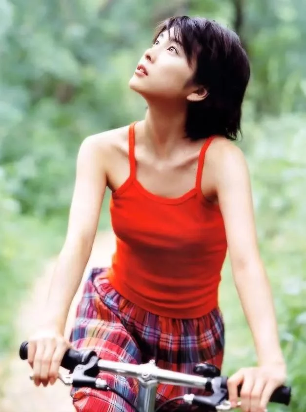 竹内结子自杀去世 曾与三浦春马坐在台阶上开心聊天 娱乐八卦 第9张-福利吧