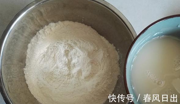 发面时,别只会加酵母!再加这2样,10分钟发满盆,馒头暄软蓬松