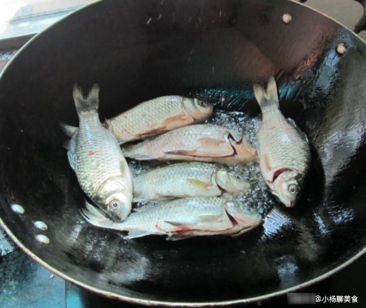 无论煎什么鱼,只放油是不行的,多加“这一样”,肉嫩皮脆不粘锅