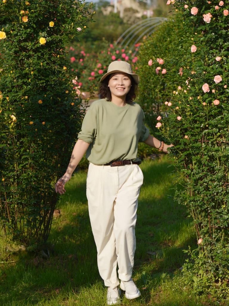 讲真，穿“花衣”就服这些50+女性！她们的色彩穿搭，气质优雅