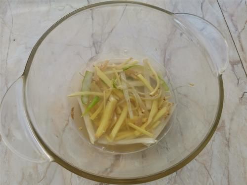 年夜饭做的浇汁肉丸子，吃的一个没剩，不放鸡蛋，外表焦脆里松嫩