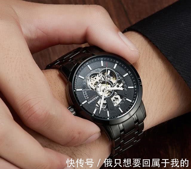 男左女右 为什么“戴手表”要在左手男人必要了解一下,不要一问三不知!