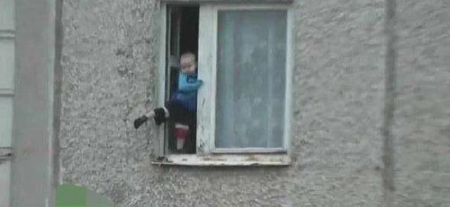 洛芸|2岁男童不慎摔下楼,亲妈大喊“不准扶”,医生赶来后连连夸奖