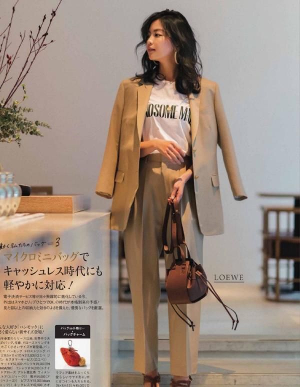 30＋的女性春季别总穿风衣！试试“西装＋T恤”穿法，简单又不落伍