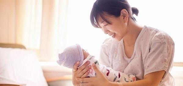 好处|新生儿该怎么睡医生建议抱着睡好处多,但过了这个月份要停止