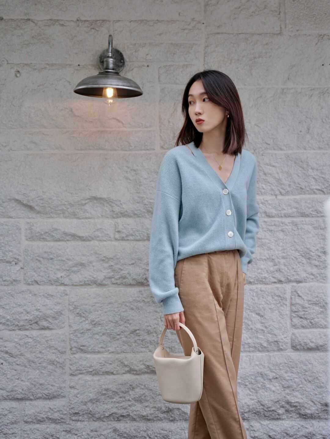 时髦|说实话,春天还是穿“奶奶衫”更时髦,保暖且显瘦