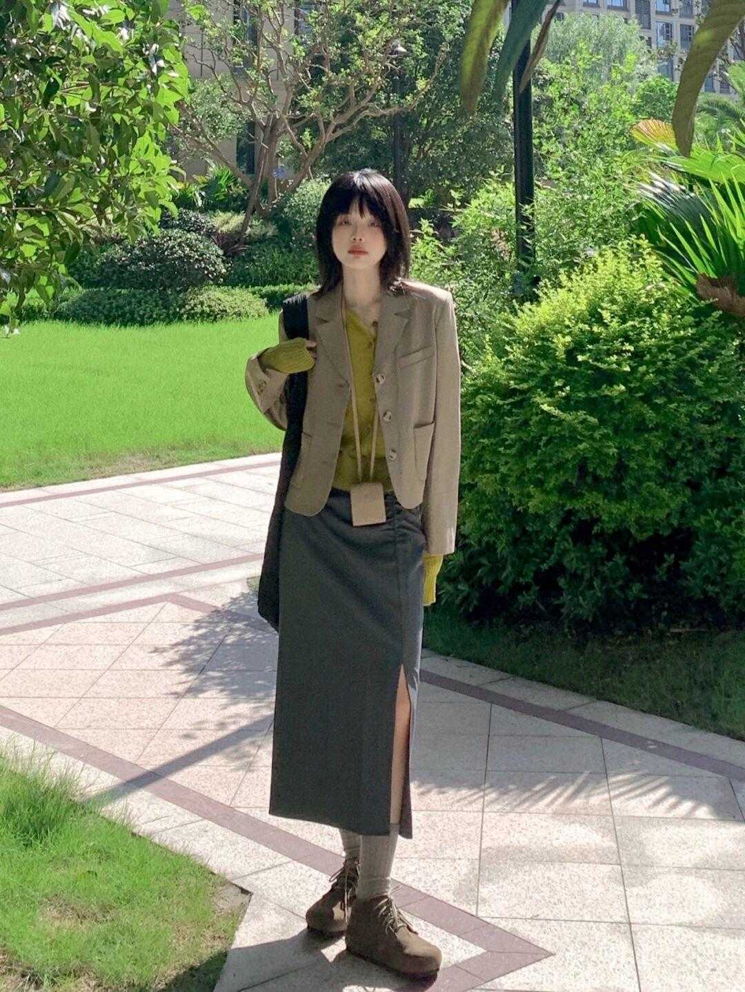 搭配|别再用西装配九分裤了!今年流行搭配小裙子,干练利落又不失温柔