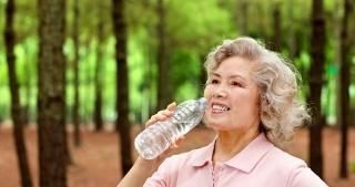 降血糖|糖尿病人，应该多喝水还是少喝水哪种情况利于降血糖