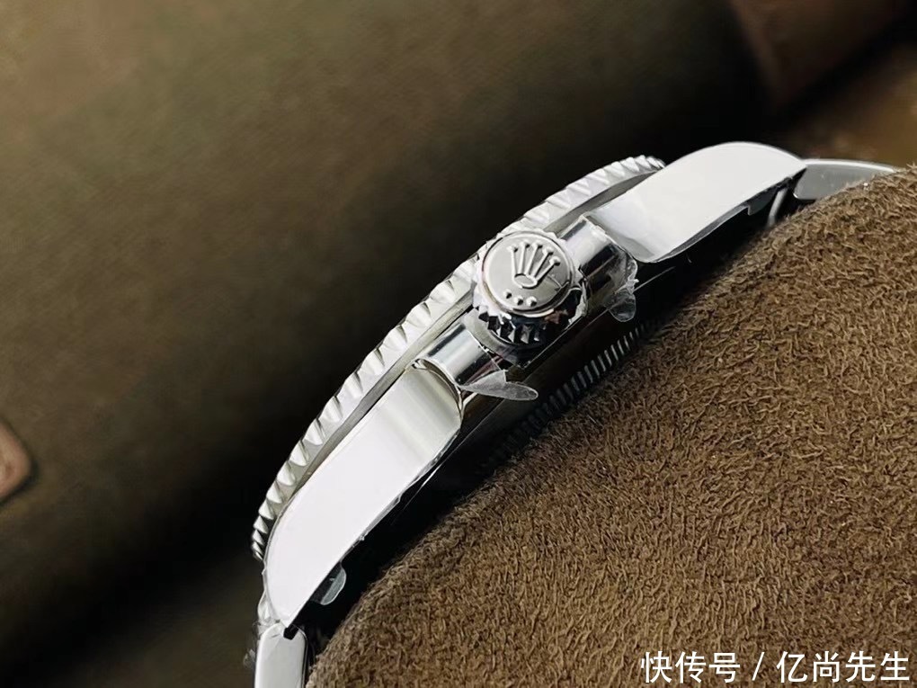 亿尚谈表:VS劳力士新款水鬼126610搭载全新自产3235机芯!细节评测!