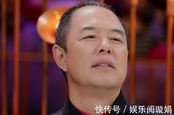 张铁林对女嘉宾全程“挪不开眼”,面露笑意,当评委还是选妃子