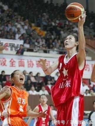 中国篮坛|到底能长多高篮坛新星身高已与NBA第一巨人持平，姚明该乐了