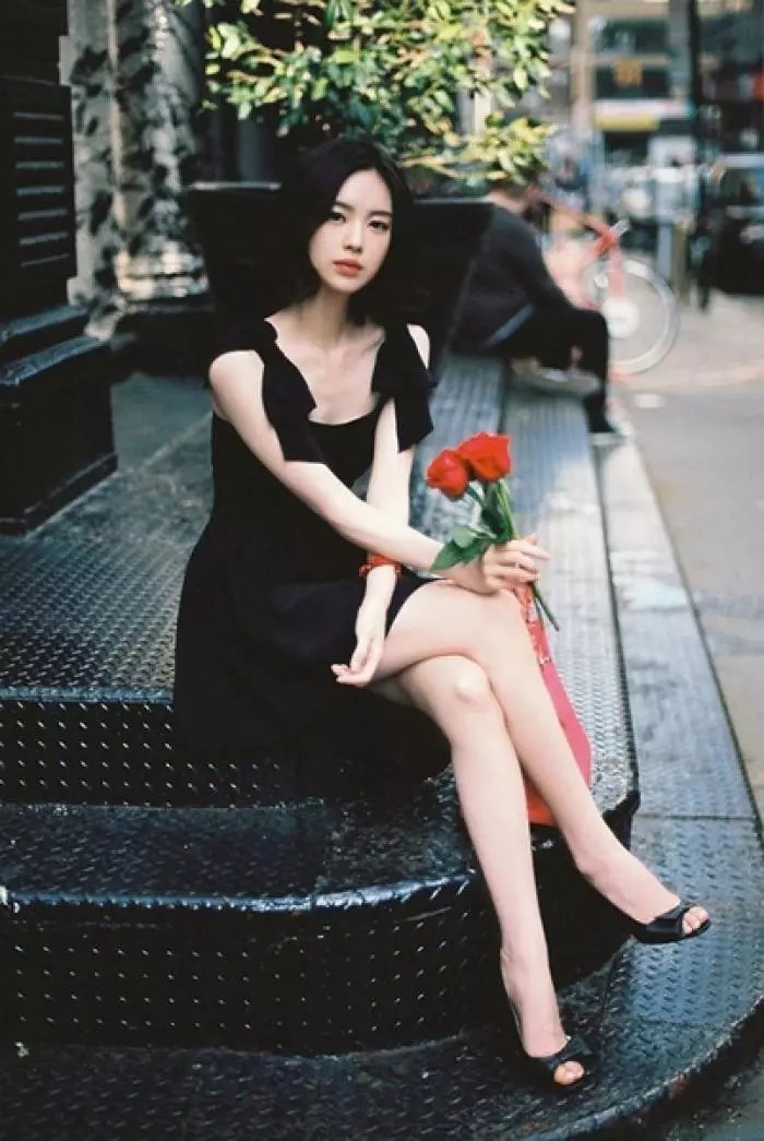 高跟鞋|街拍:女性搭配高跟鞋,能够轻松地提升自己的整体时尚感