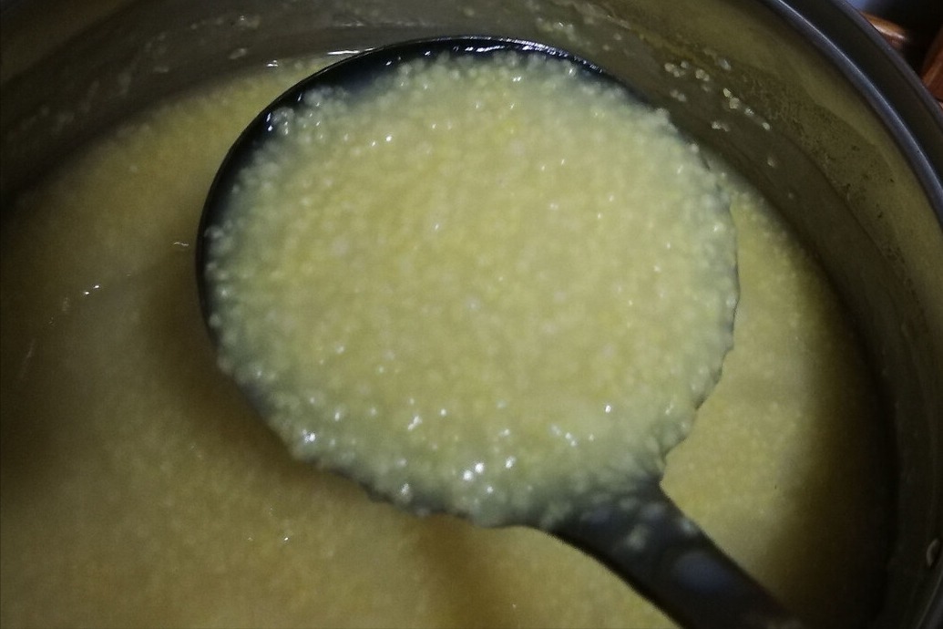夏天多吃小米，煮小米粥，别再直接下锅，多加2步，米油多又香浓