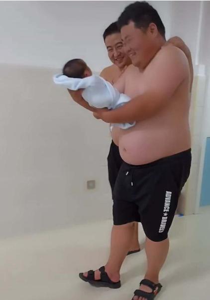 舅舅|宝妈生下萌娃,爸爸舅舅化身“熊大熊二”憨式抱娃,网友:太真实