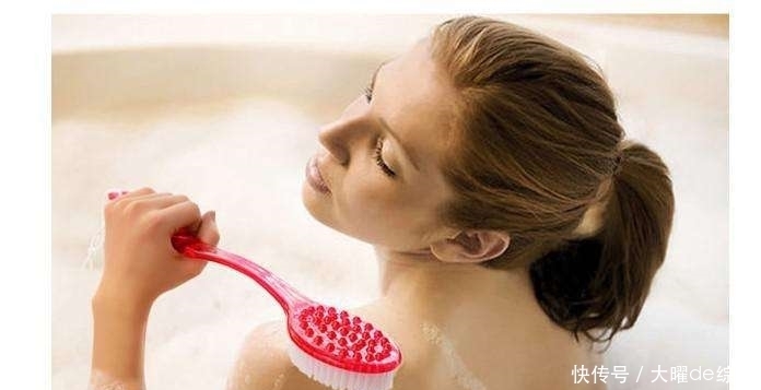 螨虫|后背常年长痘痘原因是后背都是堆积的螨虫,下面教大家怎样消除