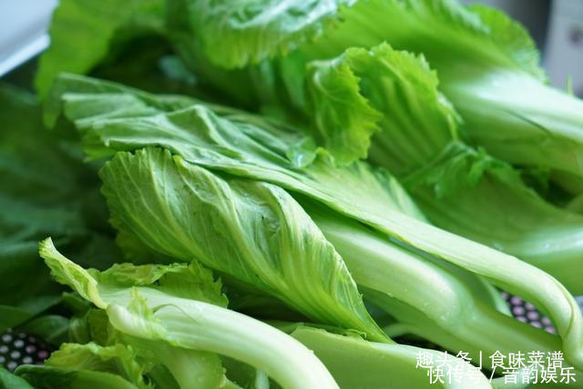 每年秋天,奶奶都这样腌上一缸酸菜,不发霉不怕烂,放一年都不坏