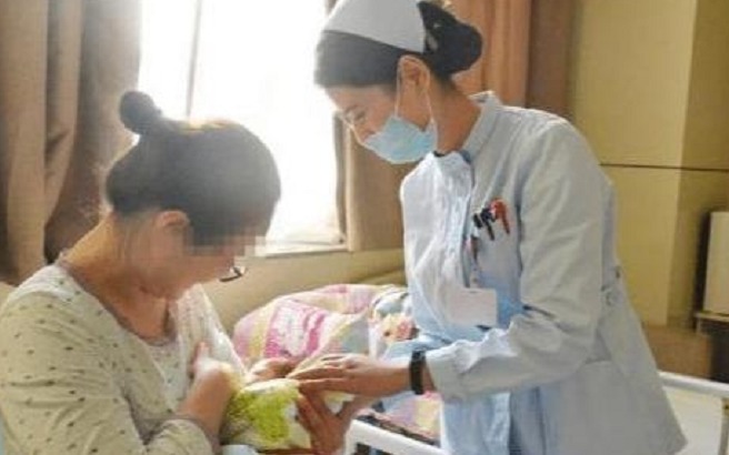 宝妈|“俺在喂奶,公公在一旁逗娃”,25岁宝妈哭泣自述无法阻止