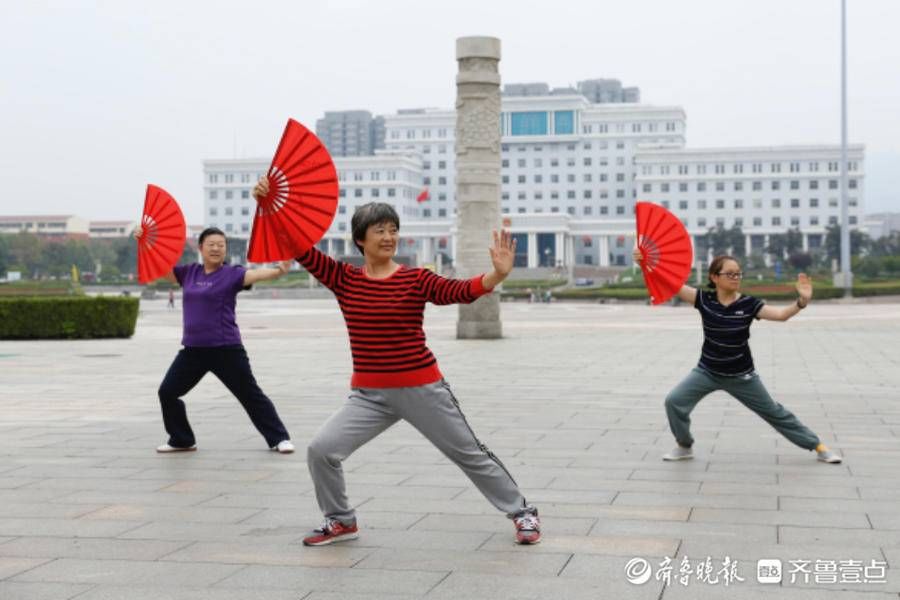 文化广场|壹图集｜美好假期，泰安市民从晨练开始