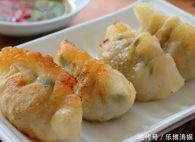 煎水饺时总糊锅？切忌直接下锅煎，教你一招，水饺美味酥脆不糊锅