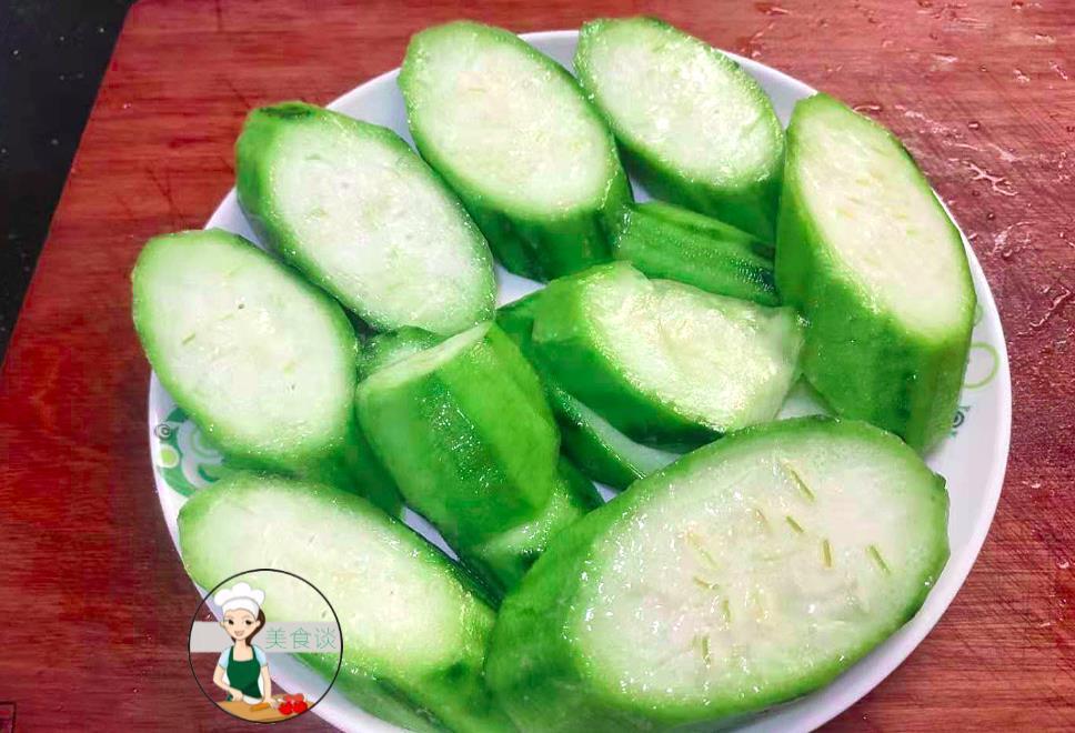 蒸丝瓜|此菜蒸一蒸6分钟上桌,鲜美营养,多做给孩子吃,增强身体免疫力