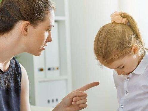 父母|父母这4种行为，会让孩子慢慢变“笨”，再不注意会害了孩子