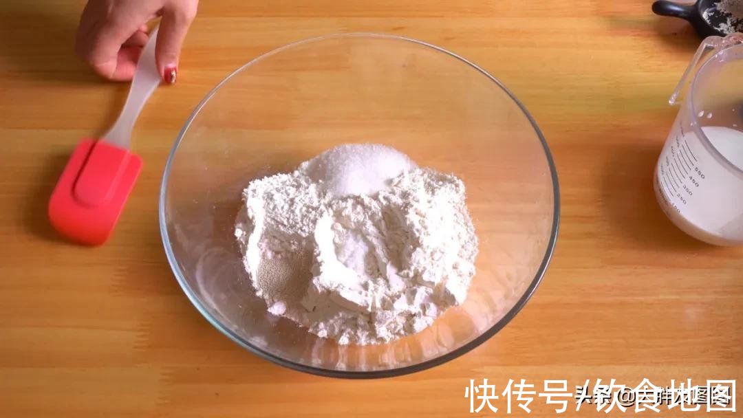 如棉花般柔软，软到让人不知所措的糖心小面包，撕开之后馋哭