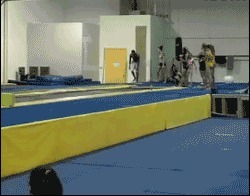 |搞笑GIF:这套动作真危险 到底是男的累还是女的累