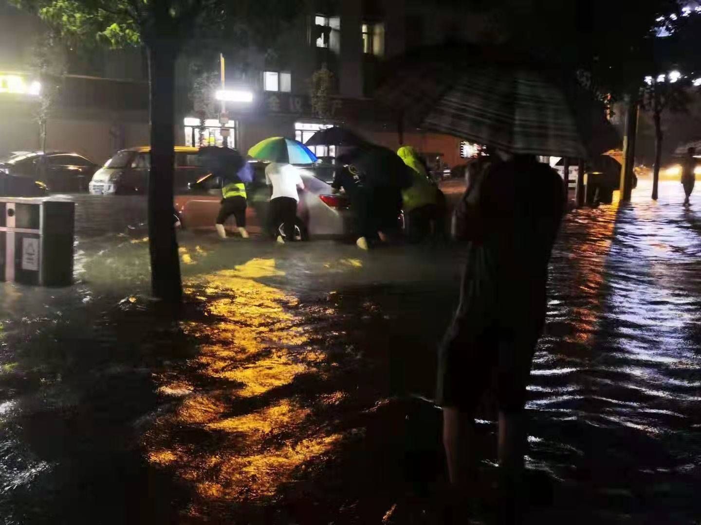 暴雨|请安心！暴雨中，有他们在默默守护！