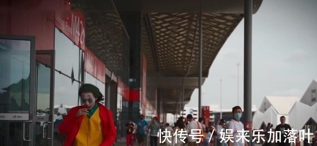 漫展|电影级顶尖COS漫展变哥谭市现场,暗黑风满满的小丑与小丑女