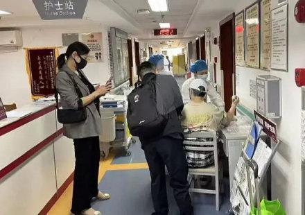 窗口期|胡明轩最新情况!妈妈陪同入住医院,表情苍白,不确定复出时间