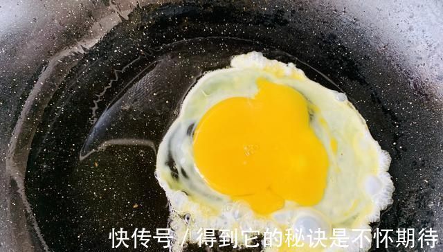 方便面别总是煮着吃，这样做比张云雷泡面的还香，朋友都说太豪华