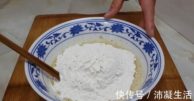 家常|面粉这样做太香了，不用烤不油炸，比吃面包还香，一次8个不够吃