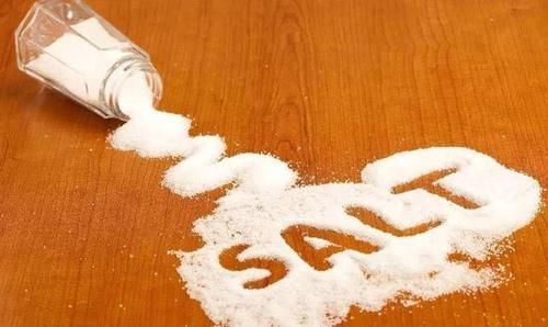 头发|女子常用盐水洗头,看看发生了什么变化?医生:不妨尝试一下