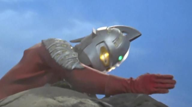 直接开枪射击奥特曼，同时与赛文肉搏，这个人类的勇气令人佩服！