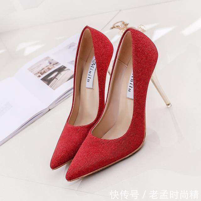 一字扣 红色高跟鞋可不能乱穿哦!一不小心就会变成土鳖
