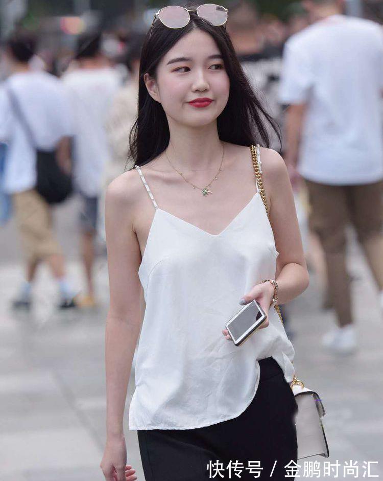 开叉 白色吊带背心和开叉休闲裤,休闲随性又显甜美,让你气质更加出众