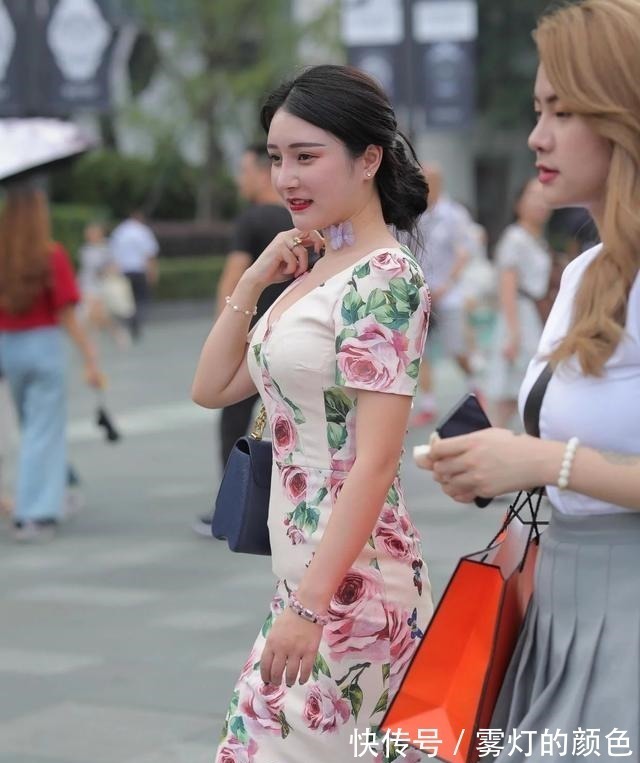 旗袍 含三分娇羞,七分“诱惑”,难得一见的旗袍小姐姐!