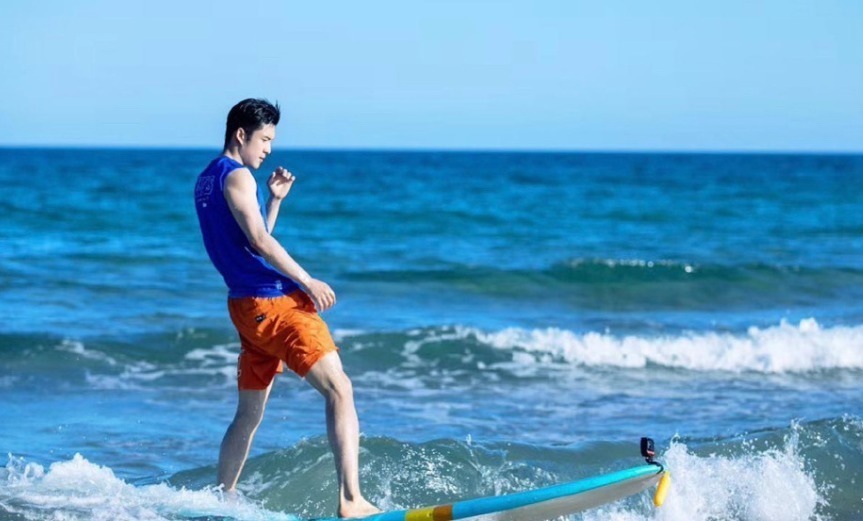 东君|韩东君见王一博太激动,感谢节目组深鞠躬,王一博高兴犯懵举鸡翅