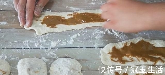 芝麻烧饼这样做真香，不揉不擀面，更不用调油酥，出锅一盘不够吃