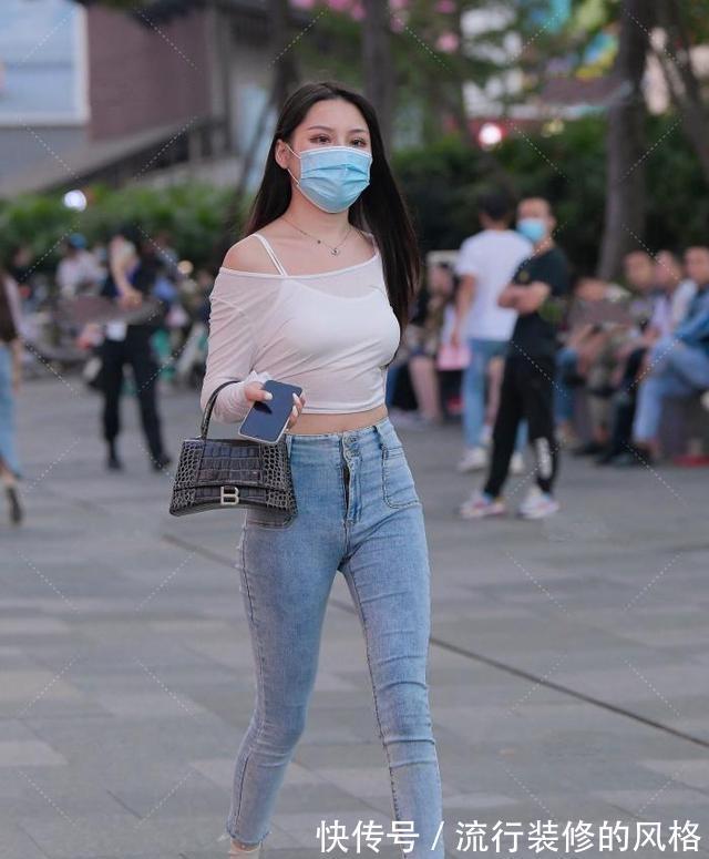 高跟鞋 美女脚上搭配一双橙色系的小高跟鞋，既不会累脚又可以彰显时尚