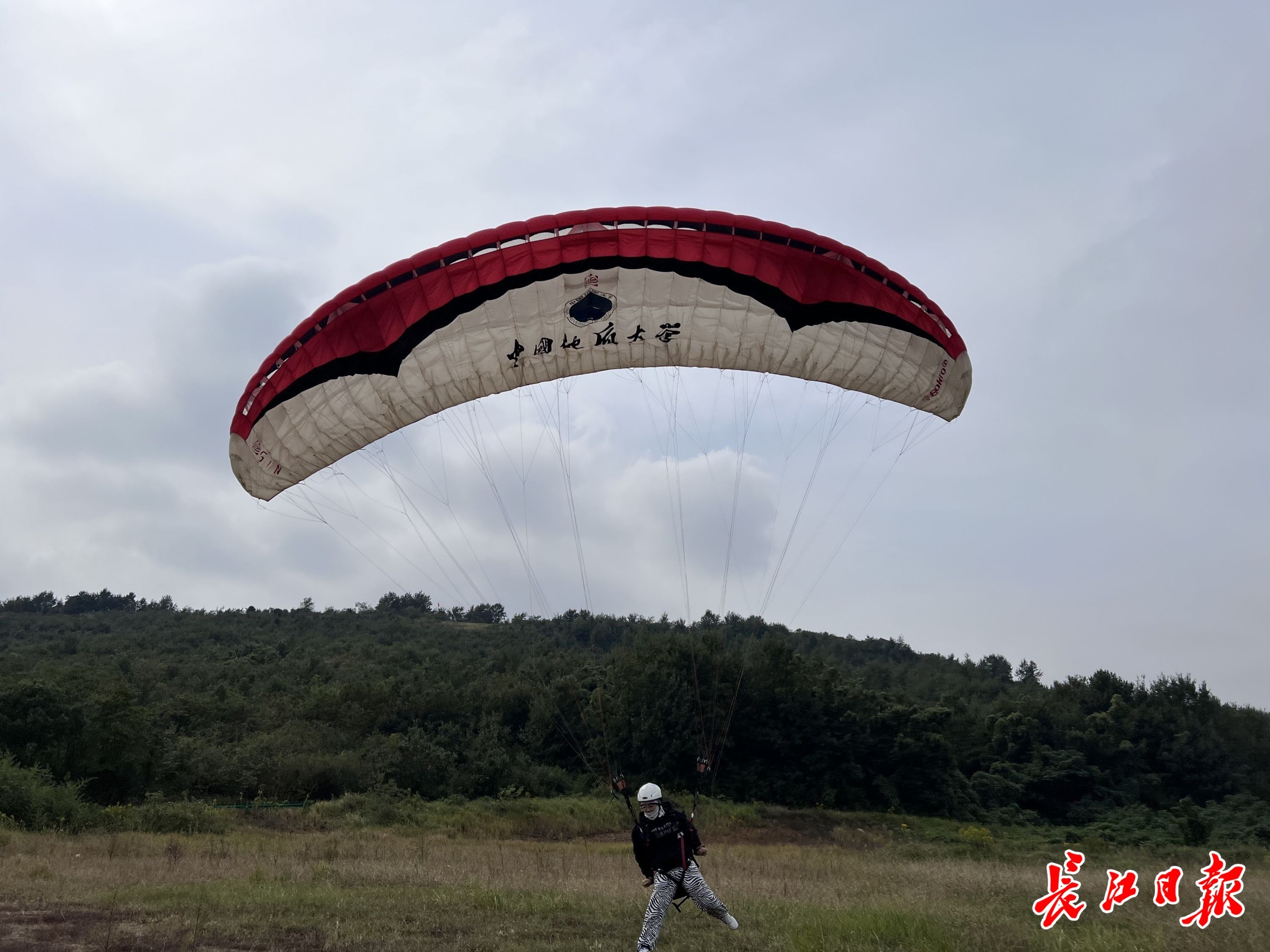 邓焰峰|在课堂上学习“迎风飞翔”，全国唯一开设滑翔伞课程的高校在武汉