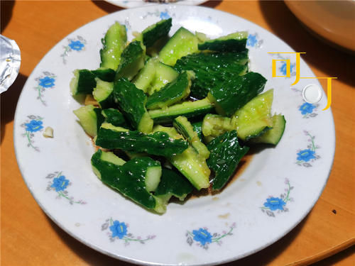 我们去公公婆婆家吃晚饭,老人家做了一桌子的菜,也因为考虑到我们平时爱吃西式的菜