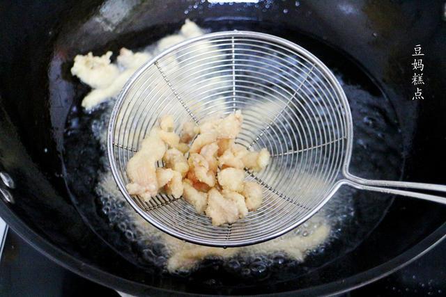 不用腌制,10分钟就做好的糖醋肉,冷了都好吃~